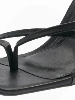 Zehentrenner & Sandalen*Missguided Sandalen mit gekreuzten Zehenstegen und niedrigem Absatz in Schwarz