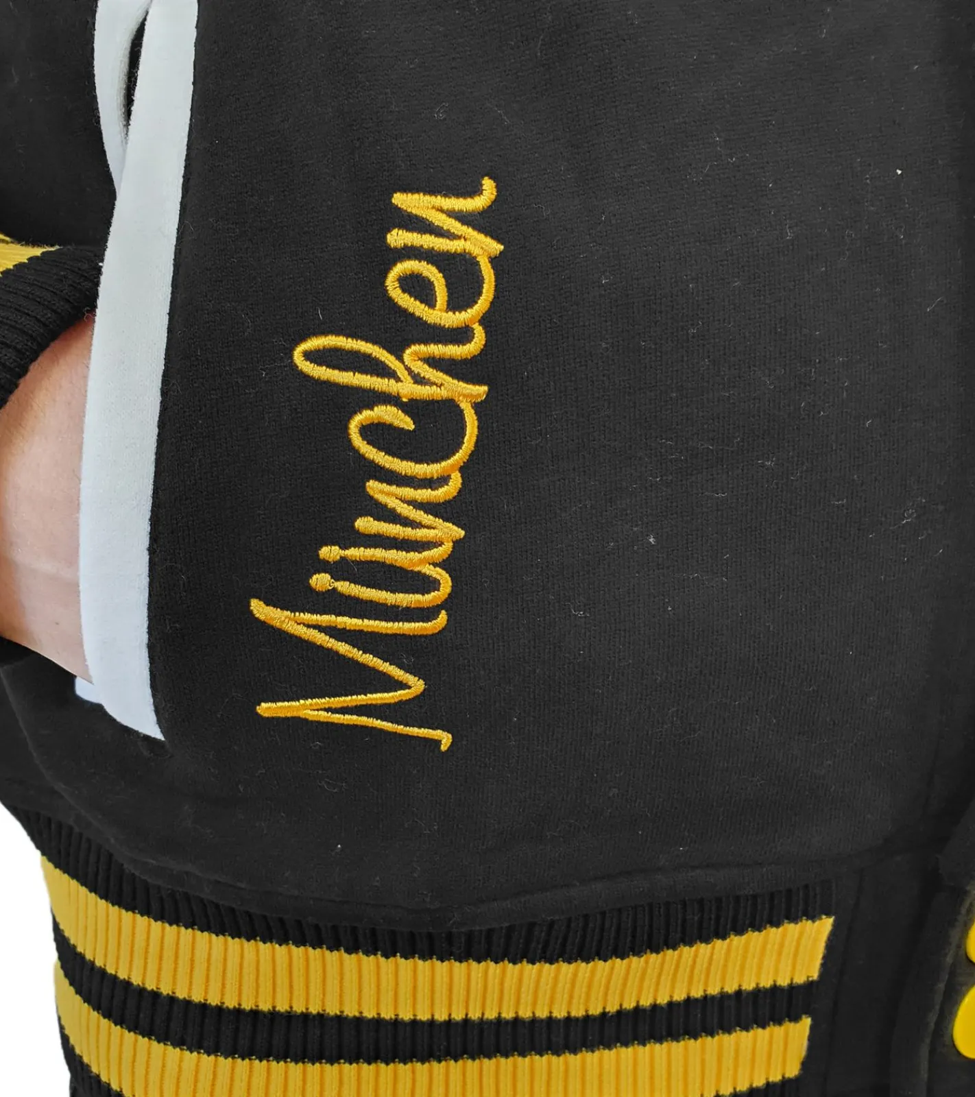 Große Größen|Pullover & Sweater*ROBIN RUTH München Herren College-Jacke mit Schriftzug Frühlings-Jacke mit Stickerei Übergangs-Jacke Sweat-Jacke Navy/Rot oder Schwarz/Gelb